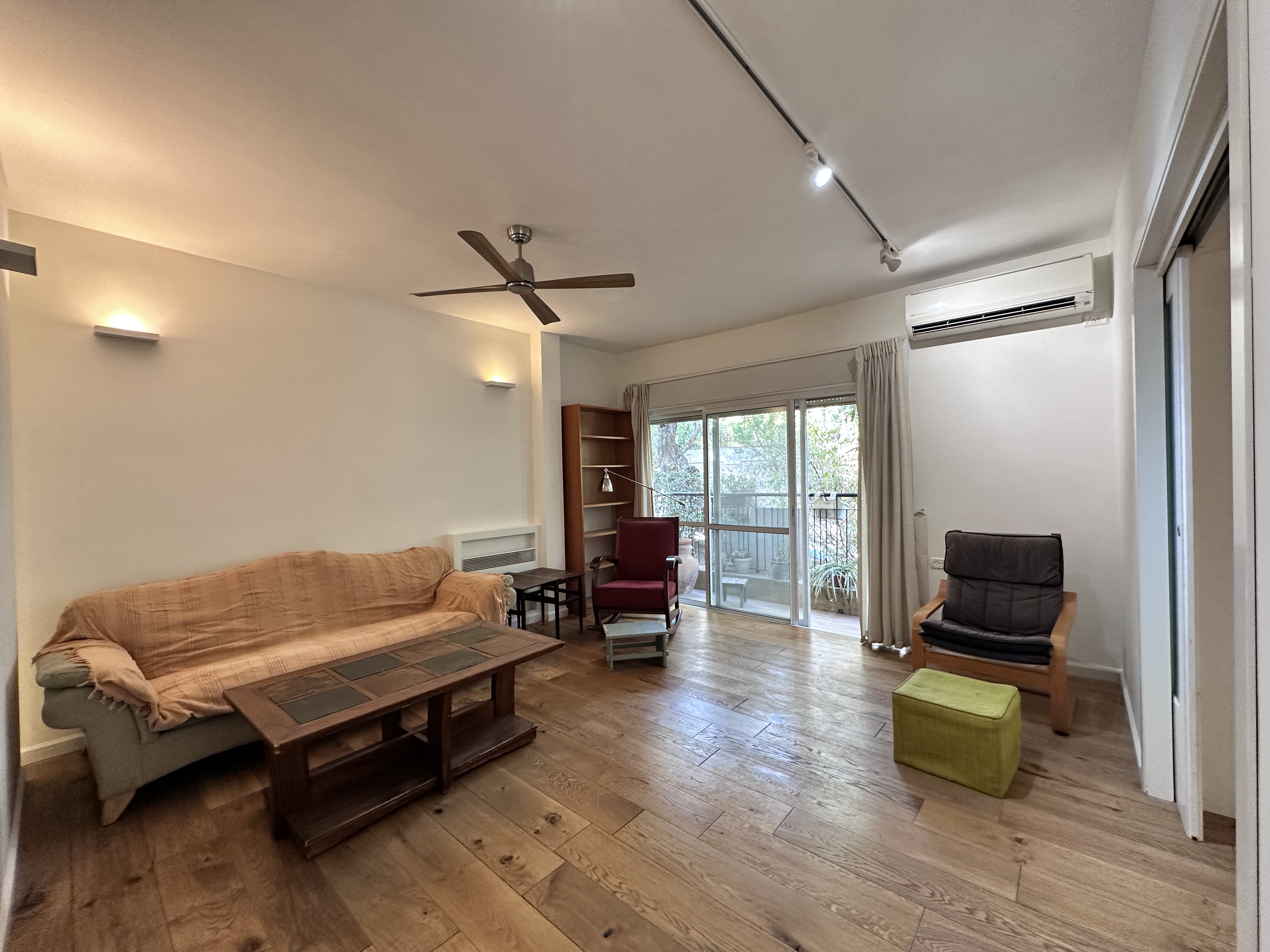 Tranquil two-bedroom home on a tree-lined street in classic Beit Hakerem — photograph 12