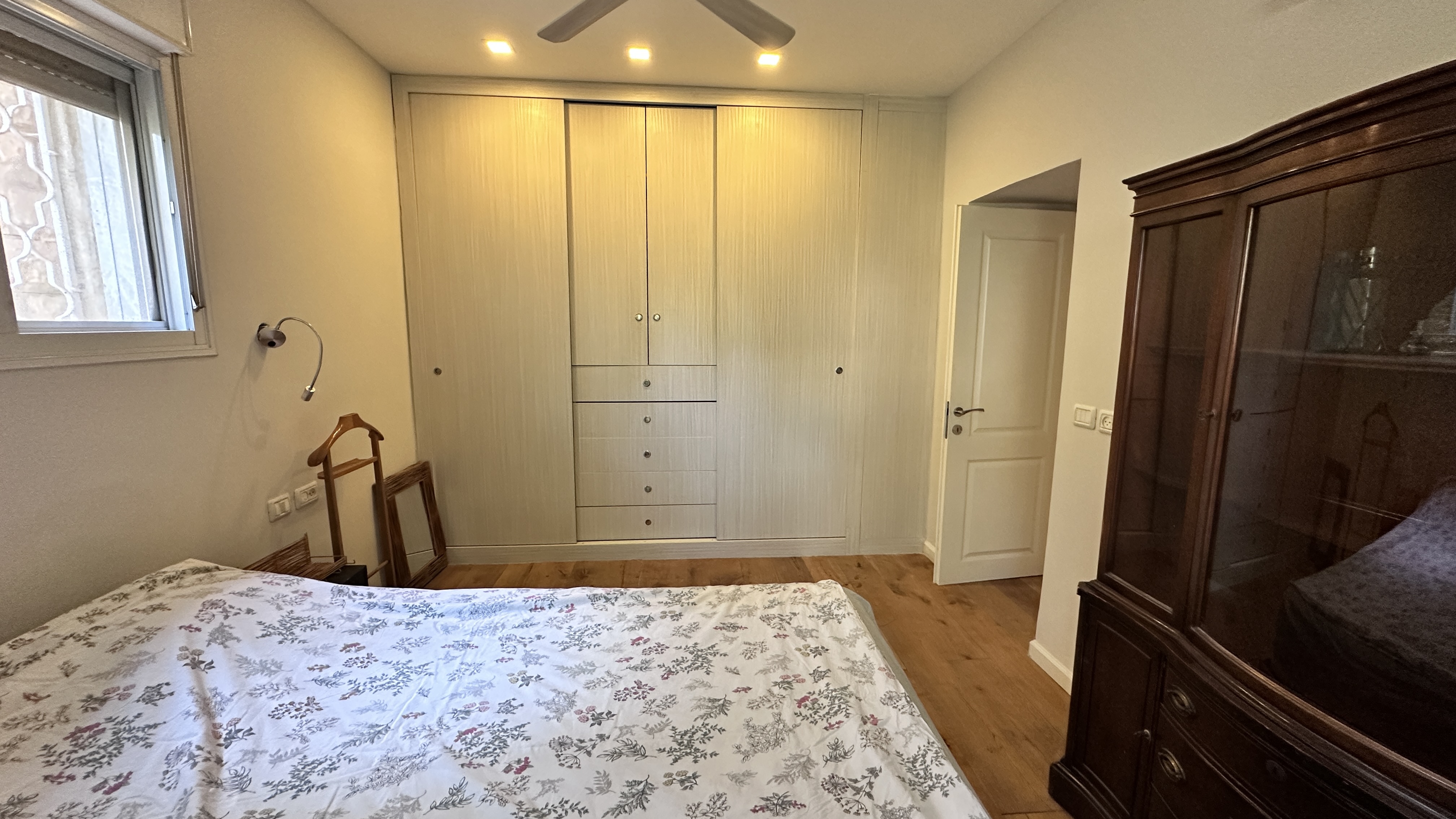 Tranquil two-bedroom home on a tree-lined street in classic Beit Hakerem — photograph 11