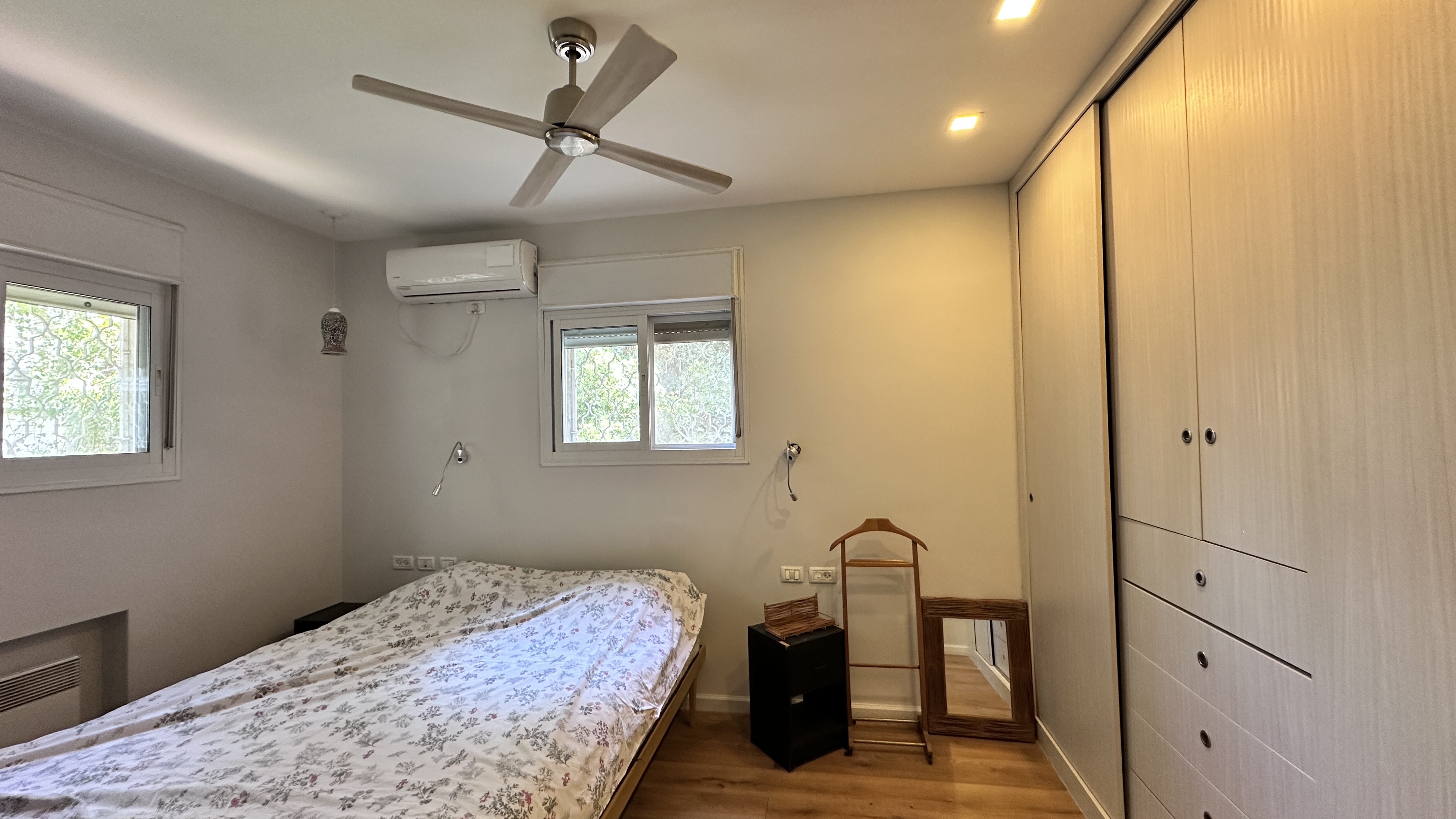 Tranquil two-bedroom home on a tree-lined street in classic Beit Hakerem — photograph 10