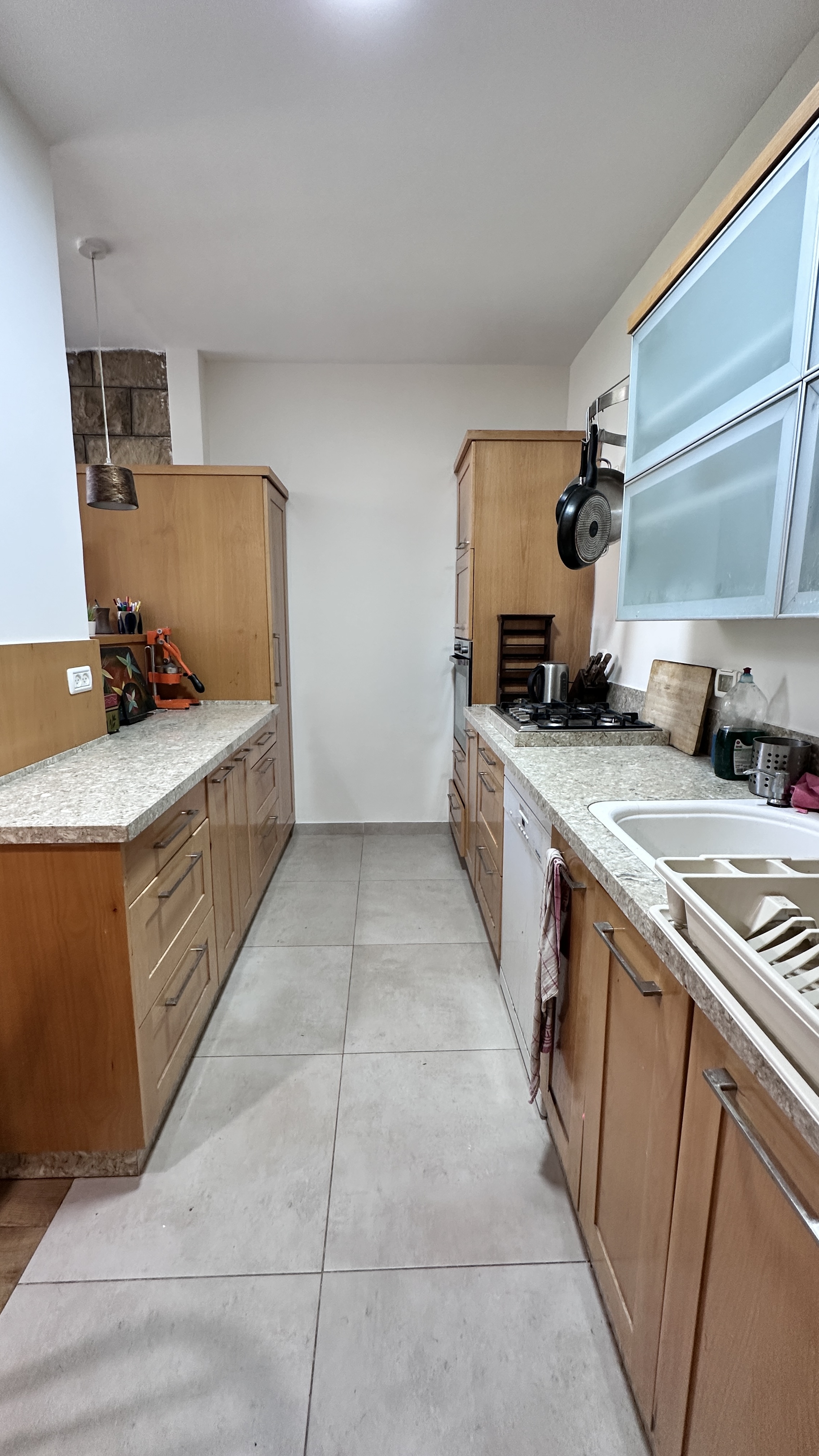Tranquil two-bedroom home on a tree-lined street in classic Beit Hakerem — photograph 9