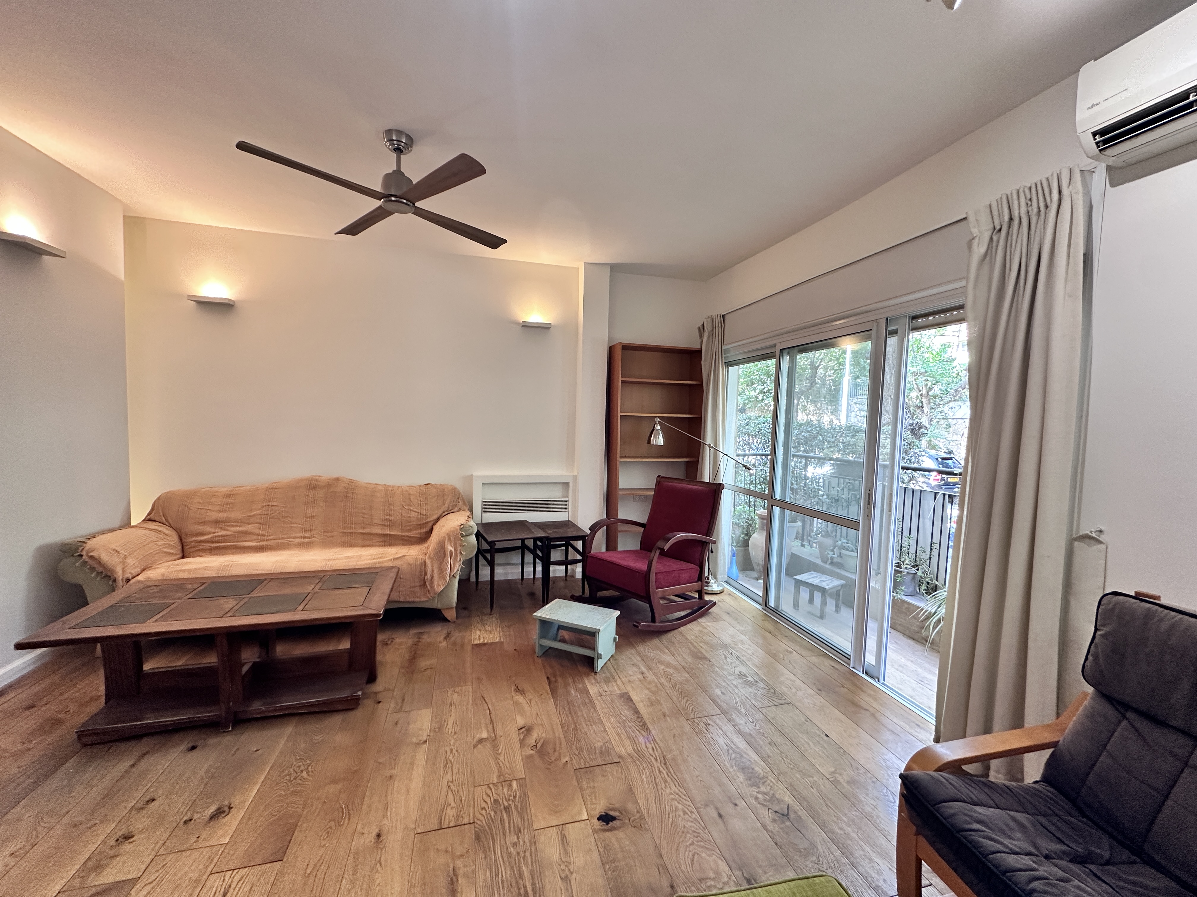 Tranquil two-bedroom home on a tree-lined street in classic Beit Hakerem — photograph 13